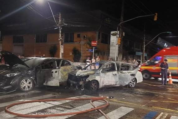 Após colisão, carros pegam fogo na zona norte de Porto Alegre - foto 3