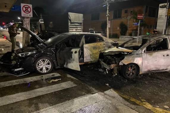 Acidente envolveu três veículos na Avenida Sertório, esquina com a Rua Edu Chaves; dois foram tomados por chamas