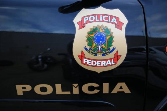 Fuzis automáticos, pistolas e uma metralhadora .50 foram apreendidos; ao menos 10 investigados foram presos