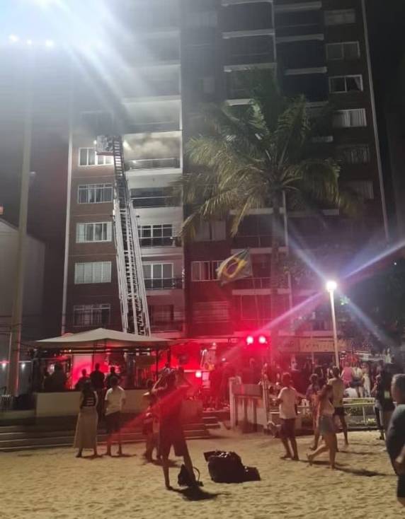 Bombeiros informaram que houve dificuldade para acessar o local pois a porta de entrada era blindada.