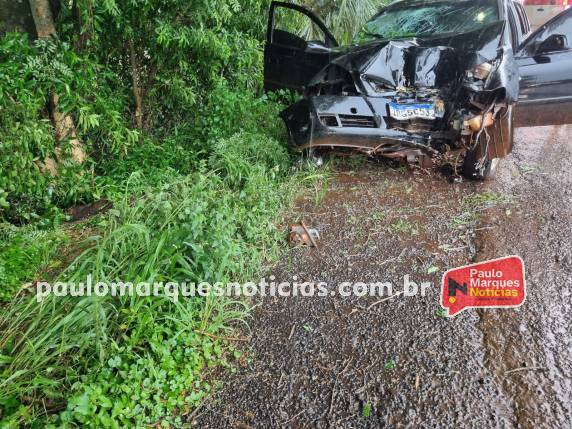 Saída de pista na BR-472 deixa duas pessoas feridas em Três de Maio - foto 3