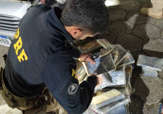 48 kg de cocaína escondidos na lataria são localizados em ação conjunta PRF e Polícia Militar - foto 4