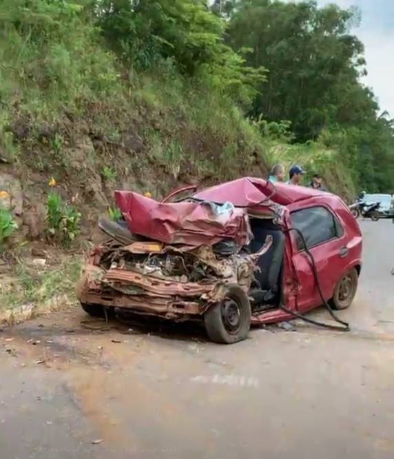 A vítima que morreu no local e dirigia o Celta, tinha 63 anos.