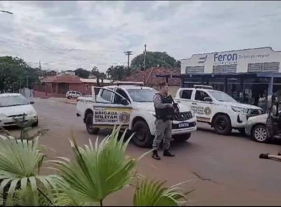 De posse das informações foram realizadas diligências e no local supracitado foi visualizado um veículo Peugeot, tripulado pelos suspeitos.