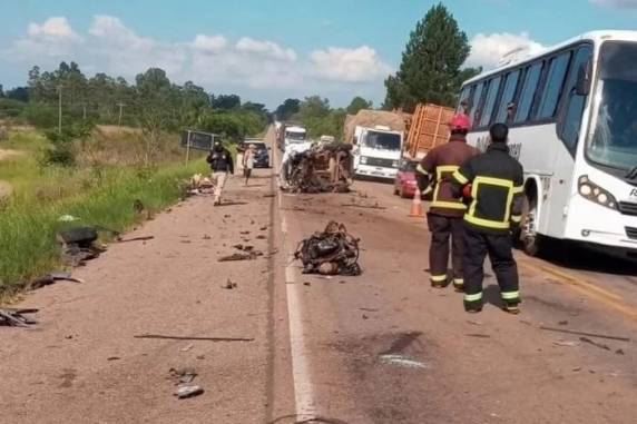 Vítima é mulher de 63 anos; colisão, que ainda deixou quatro feridos, aconteceu por volta de 15h desta quinta-feira e afetou fluxo em ambos os sentidos da rodovia