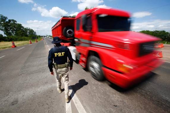 PRF e Brigada Militar intensificam ações educativas e operações para fiscalização com foco na segurança de quem vai viajar para as festividades natalinas