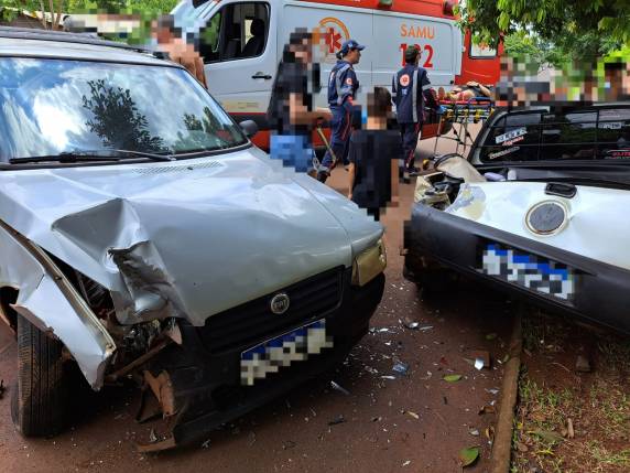 Uma mulher bateu o carro que conduzia em um veículo estacionado