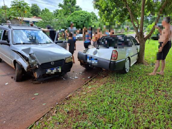Uma mulher bateu o carro que conduzia em um veículo estacionado