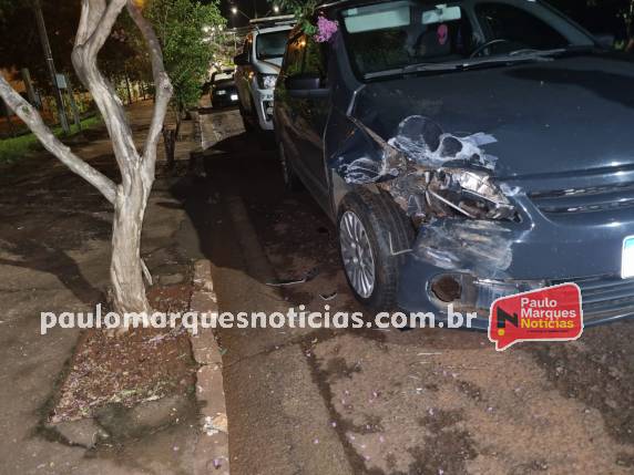 Condutor bate carro em veículo estacionado no bairro Santa Rita em Três de Maio - foto 2