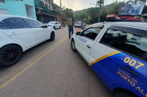 A esposa do homem estava na carona, teve escoriações e foi socorrida