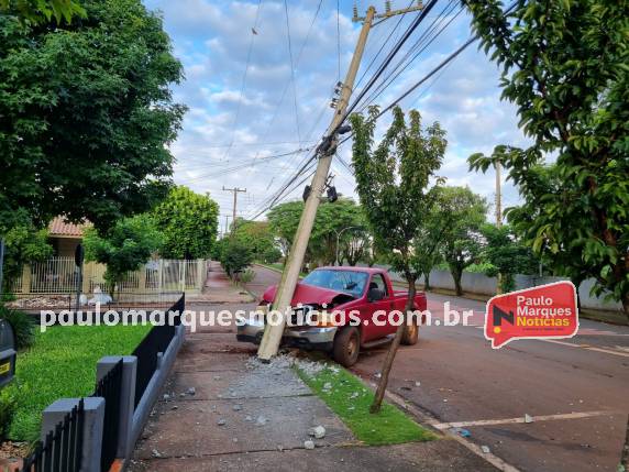 Casal de jovens fica ferido após caminhonete atingir poste no Centro de Três de Maio - foto 2