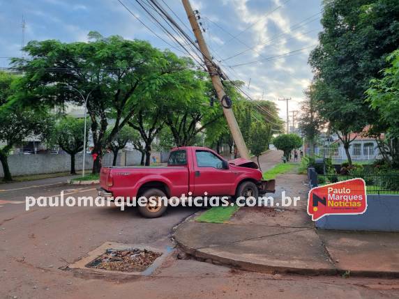 Casal de jovens fica ferido após caminhonete atingir poste no Centro de Três de Maio - foto 3