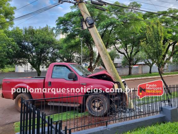 Casal de jovens fica ferido após caminhonete atingir poste no Centro de Três de Maio - foto 4