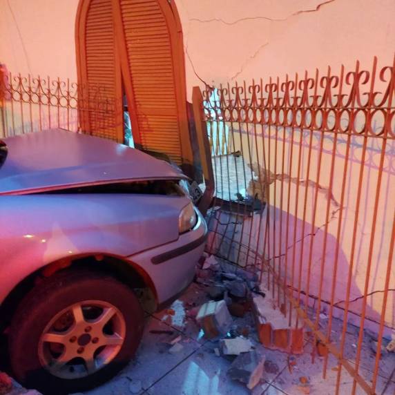 Motorista bate veículo em residência no Centro de São Luiz Gonzaga - foto 3