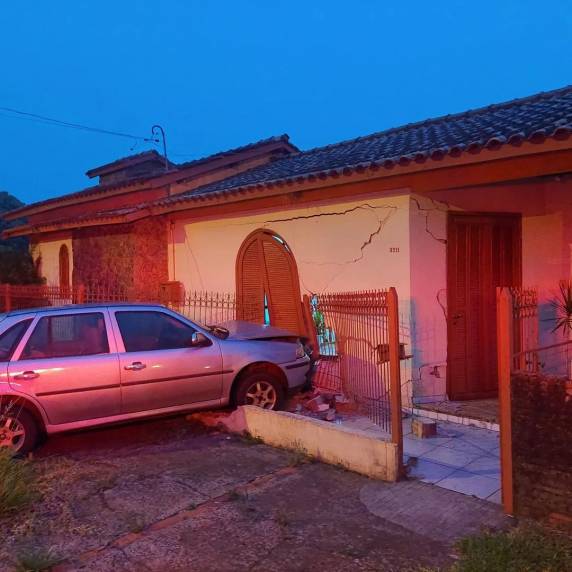 O automóvel acabou colidindo contra a sala da residência, onde os moradores não estavam naquele momento.