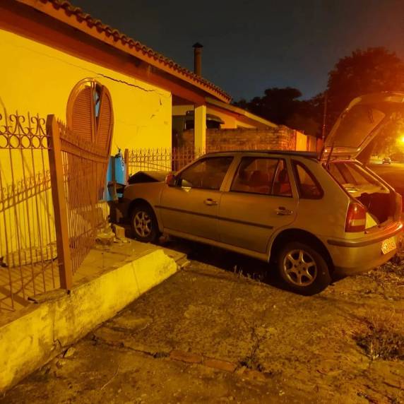 Motorista bate veículo em residência no Centro de São Luiz Gonzaga - foto 2