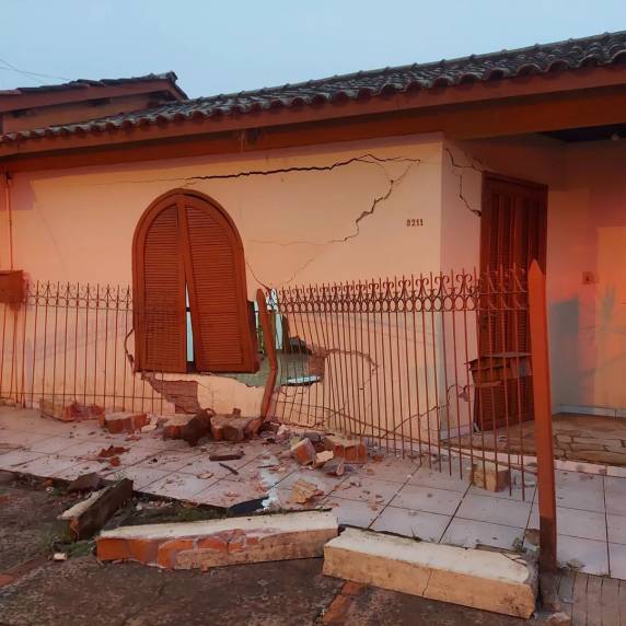 Motorista bate veículo em residência no Centro de São Luiz Gonzaga - foto 4