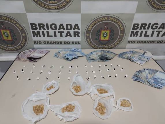 Os policial foi localizaram com o homem uma pochete com cerca de 500 pedras de crack, 40 buchas de cocaína e R$ 134 reais.