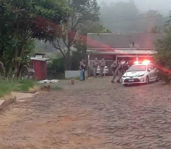A vítima foi identificada como João Vitor dos Santos, de 17 anos.