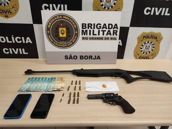 De acordo com as informações da comunicação social do 2°BPAF, durante a abordagem um dos indivíduos foi flagrado se desfazendo de um revólver que foi aprendido e estava municiado com seis cartuchos calibre 38 intactos.