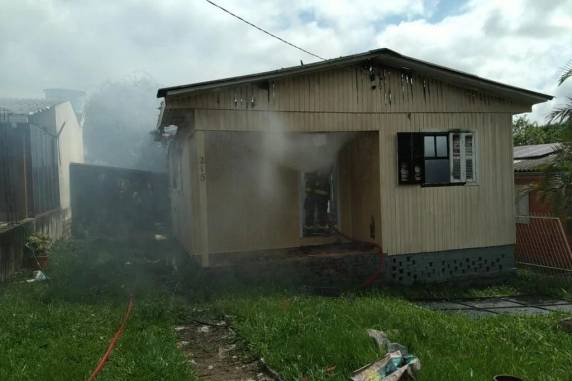 Incêndio destrói casa em Venâncio Aires - foto 3