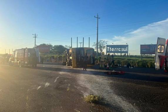 Quatorze pessoas ficam feridas após ônibus tombar em rodovia em Santana do Livramento - foto 2