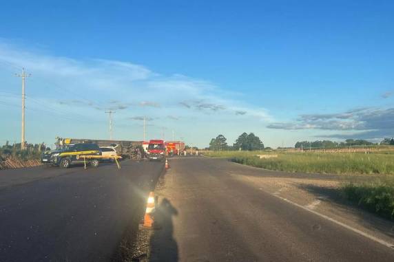 Quatorze pessoas ficam feridas após ônibus tombar em rodovia em Santana do Livramento - foto 3