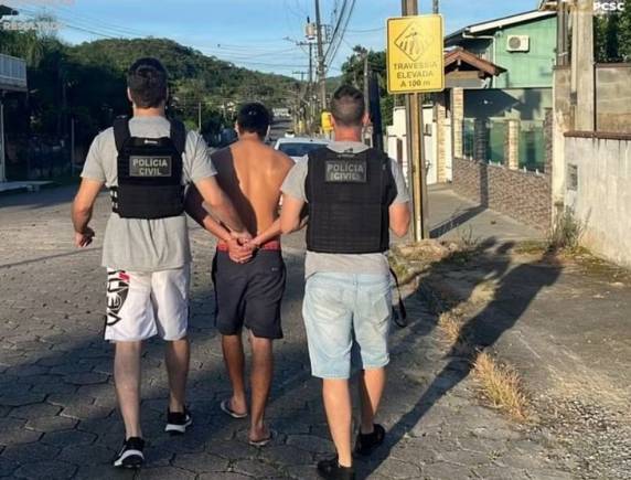 Homem participou da execução de duas menores de idade, de 14 e 17 anos, e foi encontrado em Gaspar.
