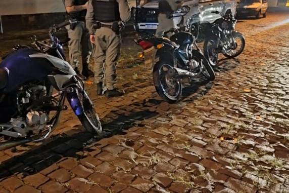 Eles foram flagrados causando perigo ao trânsito na madrugada desta segunda-feira (25)