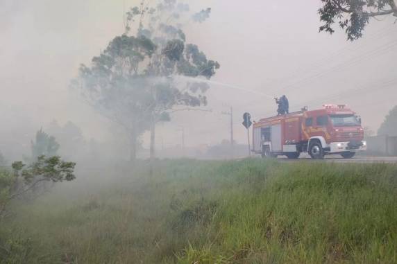 Bombeiros combatem incêndio florestal em SC; rodovia que dá acesso a praias chegou a ter bloqueios - foto 2