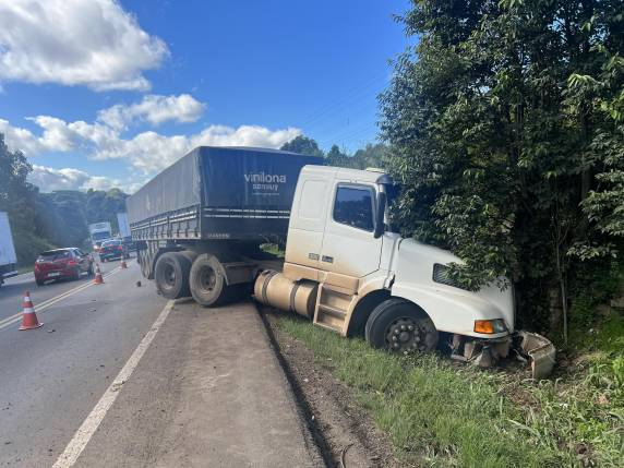 Duas pessoas morrem após colisão entre caminhão e carro na BR-386 em Fontoura Xavier - foto 2