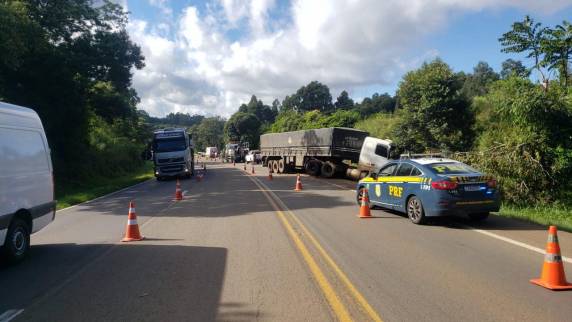 Segundo a PRF, o acidente envolveu um Fiat/Siena de Novo Hamburgo e uma carreta de São José do Herval, o motorista e caroneira do carro faleceram no local.