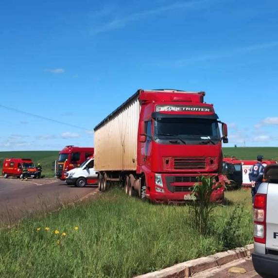 O acidente envolveu uma caminhonete  uma carreta