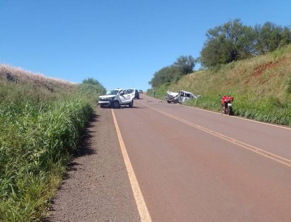 Dois veículos foram envolvidos em uma colisão frontal na rodovia