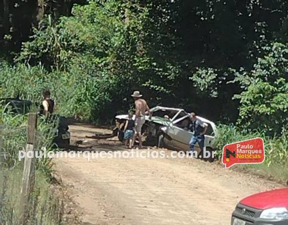 O acidente ocorreu em uma estrada de chão batido no interior do município