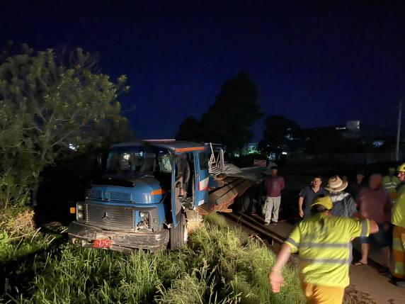 O acidente envolveu um caminhão baú de Chapecó - SC, que estava no sentido interior/capital, teria invadido a pista contrária e colidiu com um caminhão Mercedes Benz de Soledade.