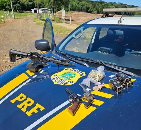 Em uma ação direcionada ao combate ao crime, Policiais Rodoviários Federais abordaram o Ônix que transitava no sentido Passo Fundo a Lagoa Vermelha. Durante a abordagem, os policiais suspeitaram das atitudes do condutor e resolveram fazer uma busca no carro.