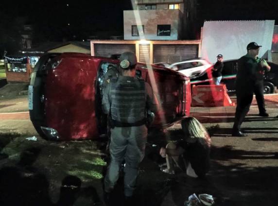 Capotamento é registrado no Parque da Gare em Passo Fundo - foto 3