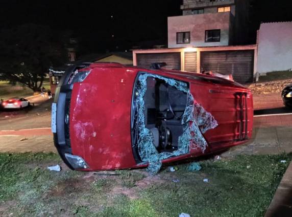 Duas pessoas estavam no interior do carro.