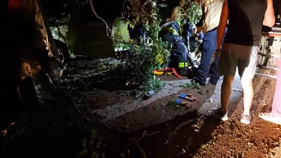 O carro bateu contra uma carreta que estava atravessada na pista após acidente