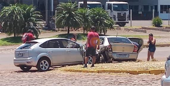 Veículos colidiram próximo ao Posto Buffon