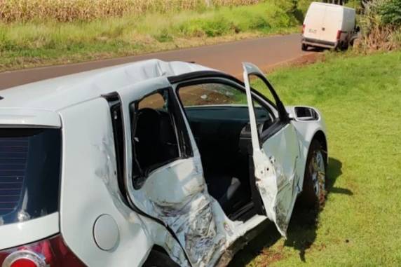O impacto ocorreu durante uma conversão do Golf para acessar uma propriedade particular às margens da rodovia.