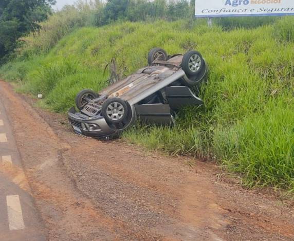 Segundo informações no interior do veículo estavam três pessoas as quais nada sofreram.