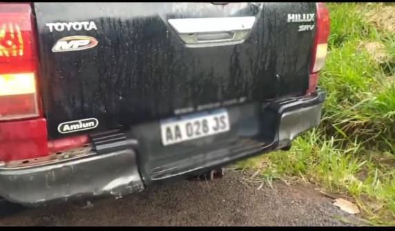 Para evitar a fiscalização a placa do veículo foi fixada de forma a se tornar rebatível pela ação do vento