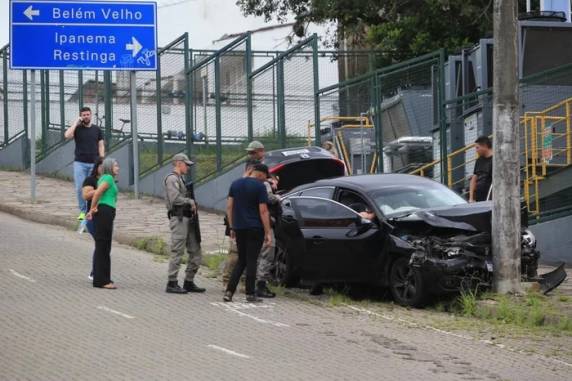 Suspeitos de roubo a residência fugiam da Brigada Militar quando colidiram com outro carro e com poste de energia