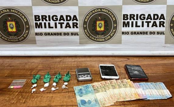 Um usuário que estava buscando drogas no local da prisão também foi detido.
