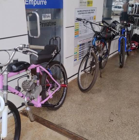 Então, todo veículo com característica de bicicleta, que seja provido de motor de combustão, cuja velocidade não exceda a 50km/h é considerado ciclomotor.