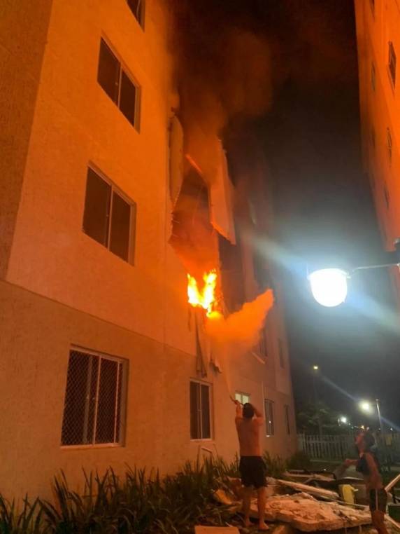 Corpo de Bombeiros estava no local, após ser acionado por conta de um vazamento de gás no prédio; pelo menos, oito pessoas ficaram feridas e foram encaminhadas para atendimento médico