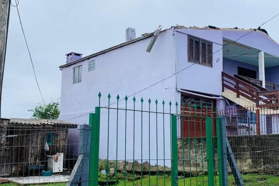 Na manhã desta quinta-feira (04), ruas do bairro Serrano ainda tinham granizo acumulado