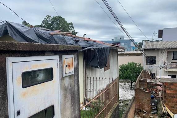 Cerca de 100 casas são destelhadas após temporal em Caxias - foto 2